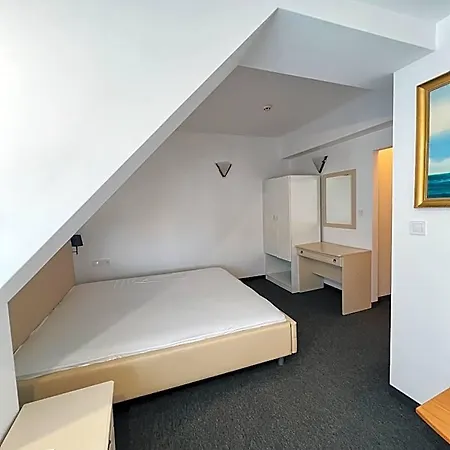 Hotel Adeti 2*